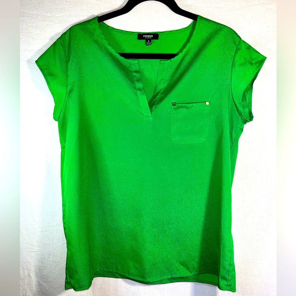 Loose Fit Green Blouse with V-neck and Cap Sleeves